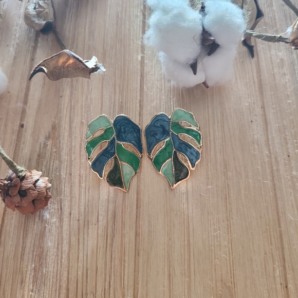 🌴🌴Beautiful Palm Leaf Earrings in a green marble Color🌴🌴 - Picture 4 of 14